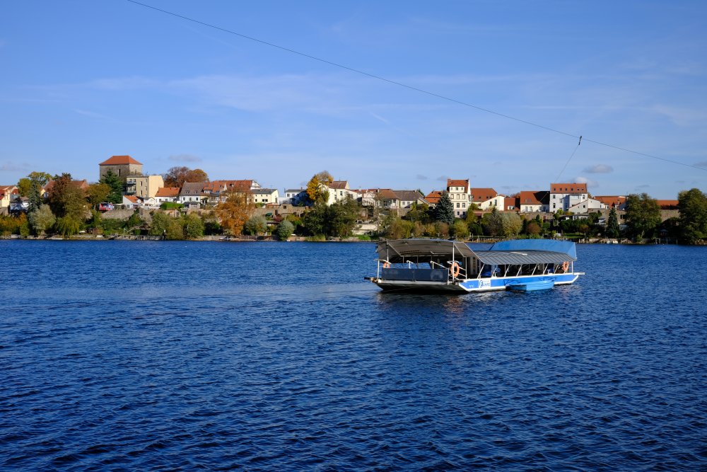 Die Silhouette von Strausberg mit der Strausseefähre, vom Fähranleger „Jenseits des Sees“ aus fotografiert. Foto: Jörg Fuhrmann (Intermerker). Lizenz: CC BY-SA 4.0 (https://creativecommons.org/licenses/by-sa/4.0)