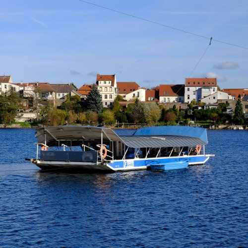 Die Silhouette von Strausberg mit der Strausseefähre, vom Fähranleger „Jenseits des Sees“ aus fotografiert. Foto: Jörg Fuhrmann (Intermerker). Lizenz: CC BY-SA 4.0 (https://creativecommons.org/licenses/by-sa/4.0)